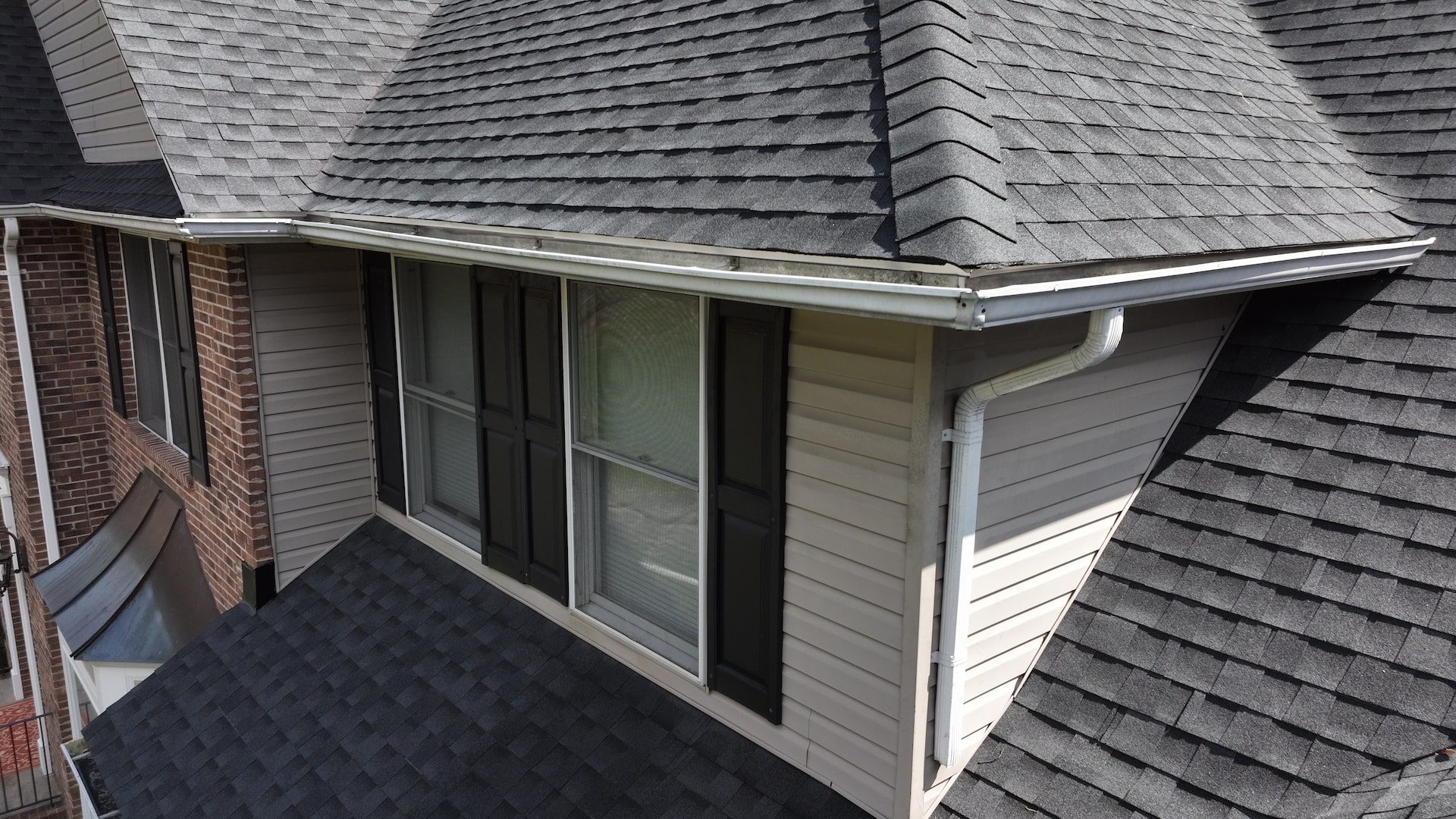 Image of a home with new seamless gutters installed by Alte Exteriors.